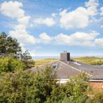Dach mit Schornstein und Blick auf Meer und Grünflächen