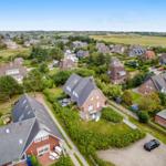 Haus mit Garten und Terrasse in ruhiger Wohngegend mit Blick auf Felder.