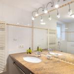 Bad mit Waschtisch, Spiegel und Dusche