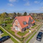 Rotes Dach, Backsteinhaus mit Garten und Parkplatz