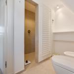 Badezimmer mit Dusche, Toilette und Waschbecken