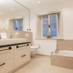 Badezimmer mit Badewanne, Waschbecken und Toilette.