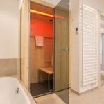Dusche mit Sauna, Badewanne und Heizung