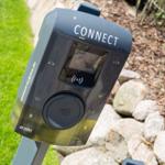 Elektrischer Ladeplatz für Autos im Gartenbereich.