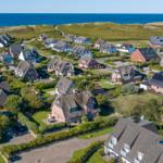 Dorf mit Häusern und Blick auf das Meer