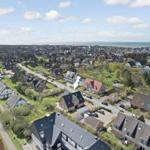 Luftbild von Wohnhäusern mit Blick aufs Meer
