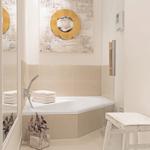 Bad mit Dusche, Badewanne und Holzbank