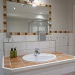 Bad mit Waschbecken, Spiegel und Dusche