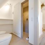 Badezimmer mit Dusche, Toilette und Waschbecken