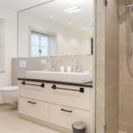 Badezimmer mit Dusche, Waschbecken und Toilette