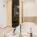 Bad mit Whirlpool, Sauna und Heizkörper