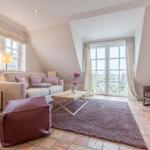 Wohnzimmer mit Sofa, Sitzbank und Terrassentür