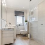 Moderne Badezimmer mit Dusche, Waschbecken und Toilette.