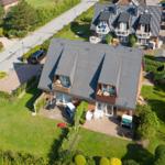 Haus mit Garten und Terrasse, Luftaufnahme
