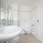 Badezimmer mit Dusche, Waschbecken und WC
