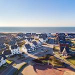 Aussicht auf Küstenstadt mit Häusern und Strand