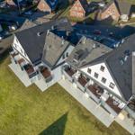 Modernes Mehrfamilienhaus mit Balkonen und großem Garten