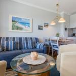 Wohnbereich mit Sofa, Esstisch und Küchenzeile