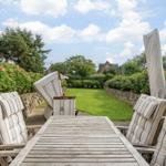 Terrasse mit Sitzgruppe und Blick auf grünen Garten
