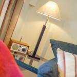 Lampe, Radio und Kissen auf Glasplatte neben Sofa