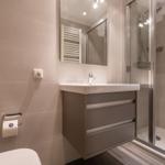 Badezimmer mit Waschbecken, Dusche und Toilette.