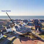 Haus Atlantik liegt an der Küste mit Blick aufs Meer.