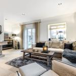 Wohnzimmer mit Kamin, Sofa und Holztisch