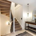 Eingangsbereich mit Treppe, Konsole und Bogenfenster