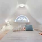 Schlafzimmer mit Dachschrägen, Fenster und Bett