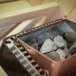 Sauna mit Steinmulde und Holzwand