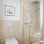 Badezimmer mit Dusche und Toilette, Wandbild und Fliesen