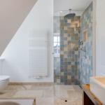 Badezimmer mit Dusche, Toilette und Waschbecken
