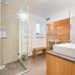 Bad mit Dusche, Sauna und Waschbecken