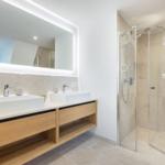 Badezimmer mit Doppelwaschbecken und Dusche