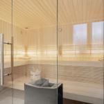 Sauna mit Holzwand, Sitzbänken und Steinkachel