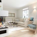 Wohnzimmer mit Kamin, Sofa und Sessel