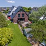 Modernes Haus mit großem Garten und Terrasse