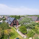 Haus mit Garten und Terrasse in ruhiger Wohngegend mit Blick auf Felder.