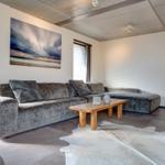 Wohnzimmer mit Sofa, Kamin und Wandbild