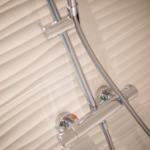 Duschbrause mit Chromarmatur an Wand montiert