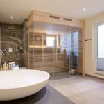 Bad mit Sauna, freistehender Badewanne und Dusche
