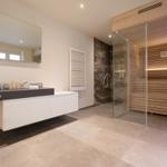 Bad mit Dusche, Sauna und Waschtisch