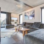 Wohnzimmer mit Sofa, Kamin und Fernseher
