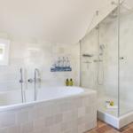 Bad mit Badewanne und Dusche, Wandfliesen und Fenster