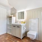 Badezimmer mit Waschbecken, Toilette und Spiegel