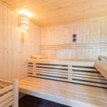 Holzsauna mit Sitzbänken und Heizung