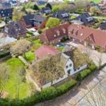 Haus mit rotem Dach und Garten in ruhiger Wohngegend