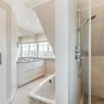 Badezimmer mit Dusche, Badewanne und Waschbecken