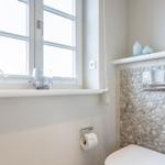 Bad mit Steinwand, Fenster und Toilette
