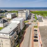 Aussicht auf Strand, Hotels und Parkplätze